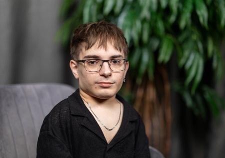 «Болезнь не изучена, нет лечения»: Плужников о диагнозе и шоу «Голос. Дети»